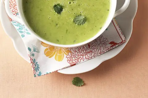 Grüne Suppe mit Minze, perfekt für leichte Rezepte mit Zitronenmelisse.