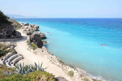 Majowa pogoda na Rodos zachwyca turkusowym morzem i skalistym wybrzeżem. Idealne miejsce na spacer.