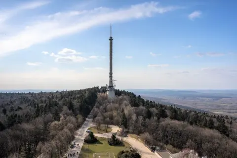 Gdzie jest Łysa Góra? Odkryj jej tajemnice i atrakcje w okolicy