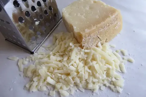 Tarty ser żółty i tarka. Zastanawiasz się, czy ser żółty można mrozić? Tak, można, a potem łatwo go zetrzeć.