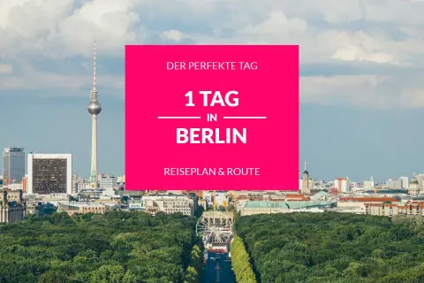 Berlin Mitte: Der Fernsehturm ragt über die Stadt. Ein pinker Kasten kündigt "1 Tag in Berlin" an, mit Reiseplan & Route.