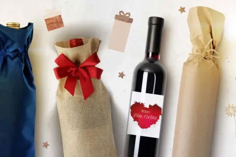 Eleganckie opakowania na wino: granatowy woreczek, jutowy z kokardą i papierowy. Idealne na prezent, jak wino flora.