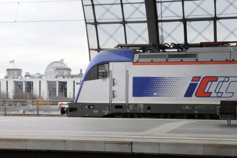 PKP Intercity Zug mit dem Logo "IC" und "PKP" steht am Bahnsteig. Im Hintergrund das Reichstagsgebäude in Berlin. Neue Zugverbindung Berlin - Krakau.