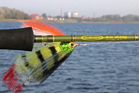 Fliegenfischen auf Hecht mit einer "Big Daddy" Rute. Die bunte Fliege ist bereit für den Biss.