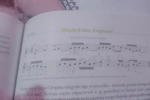 Fragment Etiudy E-dur Fryderyka Chopina, z zapisanymi nutami i literami, świadczy o jego geniuszu w muzyce.
