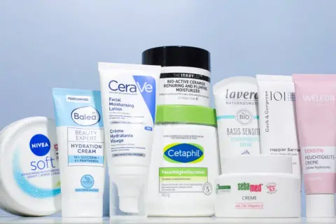 Eine Auswahl an Feuchtigkeitscremes, darunter Nivea Soft, Balea, CeraVe, Cetaphil und Weleda. Diese moisturizer deutsch Produkte versprechen intensive Pflege.