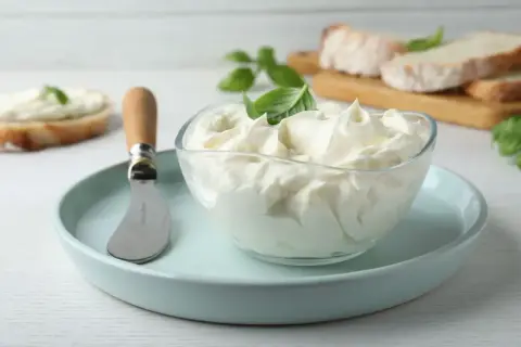 Kremowy ser z wiaderka, idealny do smarowania pieczywa. Zainspiruj się naszymi przepisami na pyszne kanapki!