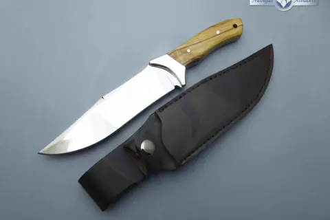Cuchillo de caza con mango de madera y funda de cuero, un ejemplo de la calidad del inox Albacete.