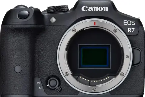 Czarny aparat Canon EOS R7 z widocznym sensorem. Sprawdź atrakcyjną canon r7 cena i możliwości tego modelu.