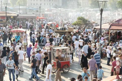 Tłok w Bodrum. Uważaj na kieszonkowców w tłumie i na jakość jedzenia z ulicznych straganów.