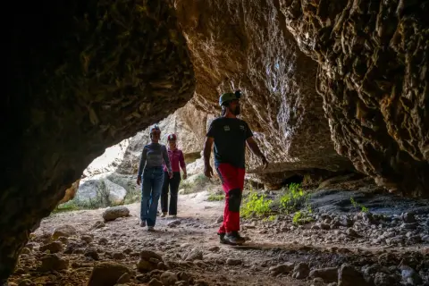 Exploradores caminan por el interior de una cueva, admirando el karst en yesos de Sorbas.