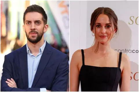 El presentador Broncano y su novia, la actriz y presentadora, posan para la cámara.