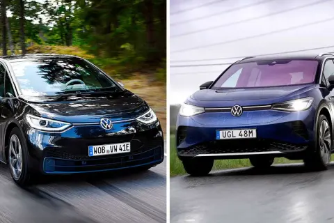 Jämförelse mellan Volkswagen ID.3 och ID.4. Den svarta ID.3 kör på en skogsväg, medan den blå ID.4 möter oss framifrån.