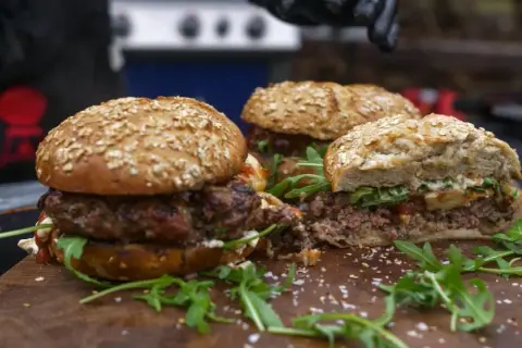Jakie mięso na burgery? Odkryj najlepsze opcje dla idealnych smaków