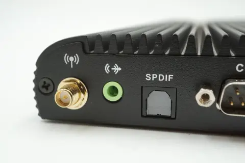 Złącze SPDIF na urządzeniu, obok gniazda audio i anteny Wi-Fi.