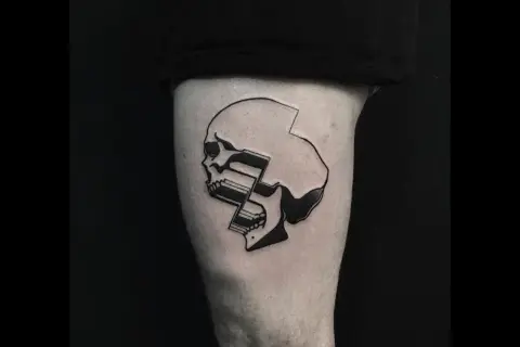 Un tatuaje de calavera con un diseño de glitch, como si la imagen se estuviera rompiendo o distorsionando.