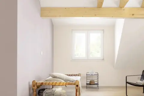 Pokój na poddaszu z drewnianymi belkami i oknem. Dowiedz się, jak malować skosy, by stworzyć przytulną przestrzeń.