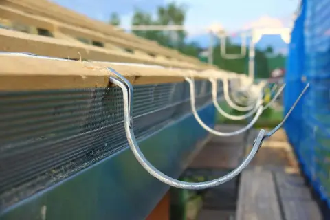 Dachrinne wird montiert. Was kostet 1 Meter Dachrinne mit Montage? Hier wird die Installation einer neuen Dachrinne gezeigt.
