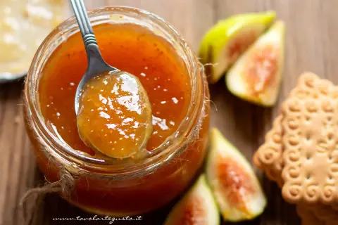 Marmellata di fichi con la buccia, gustosa e profumata, pronta per essere spalmata su biscotti croccanti.