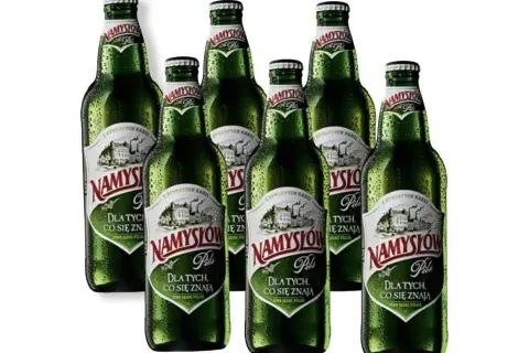 Sechs Flaschen Namysłów Pils, das beste polnische Bier, stehen nebeneinander.