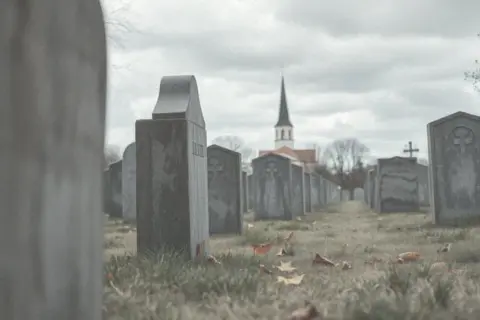 Jak sprawdzić datę pogrzebu w Legnicy? Oto skuteczne metody