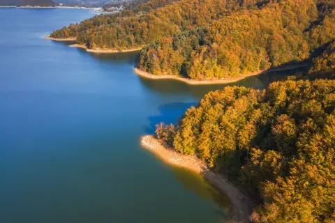 Jesienna Solina, idealna plaża dla dzieci do zabawy w piasku i budowania zamków.