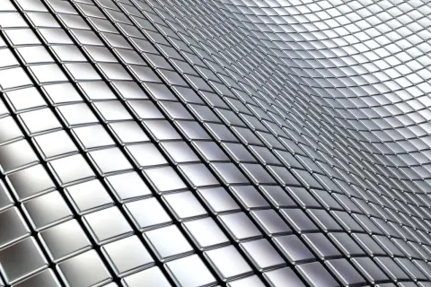 Metaliczna powierzchnia z kwadratowych płytek, przypominająca falujące morze. Materiał 316l odbija światło, tworząc efekt połysku.