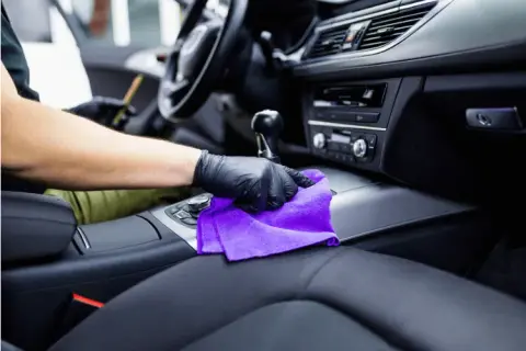 Jak skutecznie czyścić plastiki w samochodzie domowymi sposobami bez ryzyka uszkodzeń