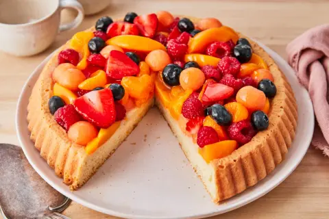 Bunter Obstboden mit Erdbeeren, Himbeeren, Blaubeeren und Aprikosen. Ein köstliches obstboden rezept für den Sommer.