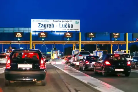 Koniec długiej drogi do Chorwacji. Stojący w kolejce samochody na autostradzie w Zagrzebiu-Łucku, nocą.