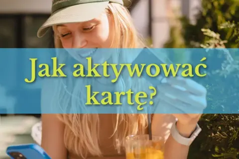 Uśmiechnięta kobieta trzyma kartę i telefon, zastanawiając się, jak aktywować kartę.