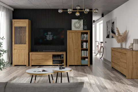 Nowoczesny czarny salon z drewnem, gdzie dominują meble w ciepłym odcieniu drewna, tworząc przytulną atmosferę.