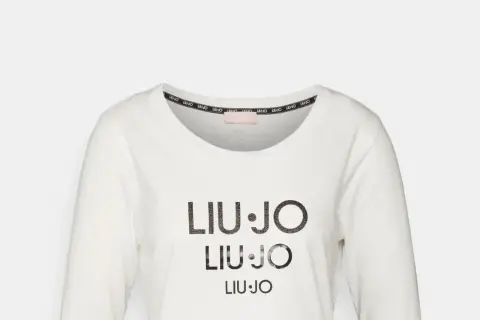 Biała koszulka z długim rękawem marki Liu Jo, z potrójnym, błyszczącym logo.