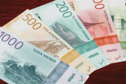 Norwegia używa korony norweskiej. Na zdjęciu banknoty 1000, 500, 200, 100 i 50 koron.