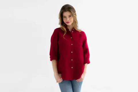 Kobieta w czerwonej koszuli i jeansach. Proste, ale stylowe czerwona koszula stylizacje.