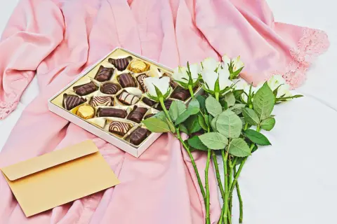 Ein zartrosa Seidenkimono, Pralinen und weiße Rosen – eine liebevolle Geste, die die Bedeutung des 24. Hochzeitstages unterstreicht.