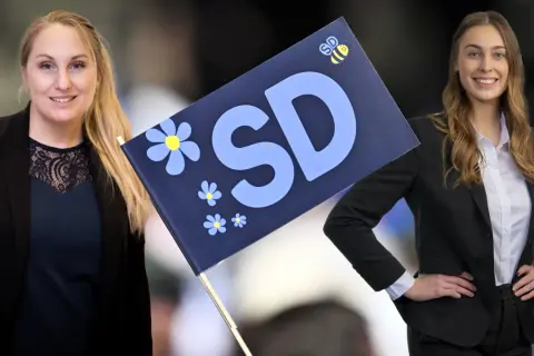 Två kvinnor med en SD-flagga. Bilden visar kvinnligt ledarskap och framtidstro.