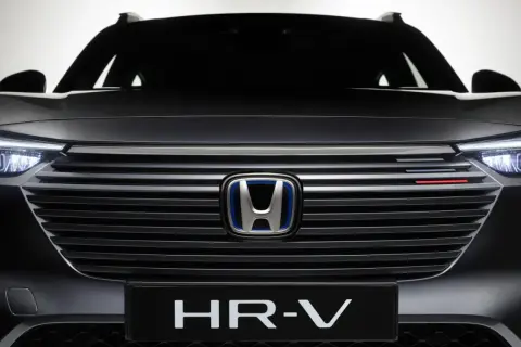 Fronten på en mörkgrå Honda HR-V med LED-strålkastare och en distinkt grill. Ett litet rött streck på grillen kan antyda ett Honda HR-V problem.