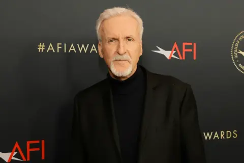James Cameron, reżyser znany z przełomowych filmów, na tle logo AFI Awards.