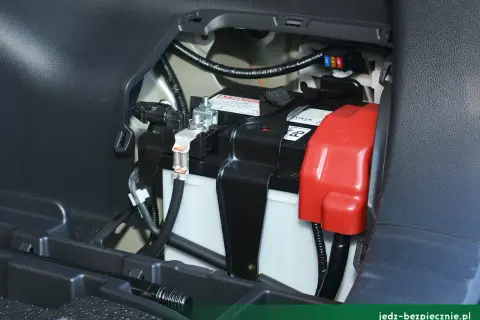 Prius nie odpala? Znajdź akumulator 12V i uruchom go!