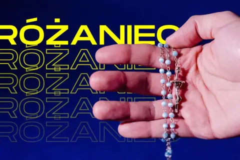 Dłoń trzyma błękitny różaniec. Tekst "RÓŻANIEC" powtarza się w tle. Poznaj sposoby odmawiania różańca.