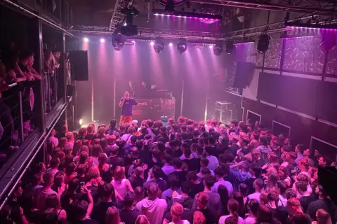 Ile trwa koncert Żabsona? Zaskakujące długości występów na żywo