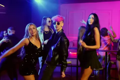 Młodzi ludzie tańczą w klubie przy dźwiękach najpopularniejszych piosenek disco polo.