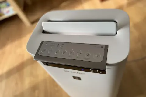 Panel sterowania jonizatora powietrza Sharp UA-HG50E. Dowiedz się, jak używać jonizator powietrza, wybierając tryby pracy i ustawienia.