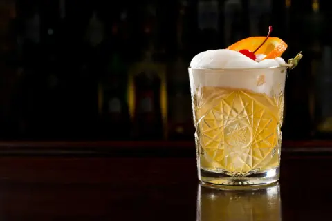 Ile procent ma drink z whisky? Poznaj moc popularnych koktajli