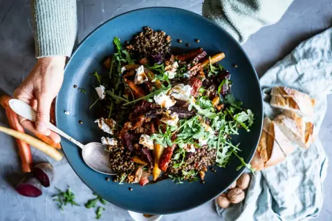 Herzhafter Linsensalat mit Roter Bete, Karotten und Ziegenkäse. Ein tolles linsensalat rezept für jede Gelegenheit.