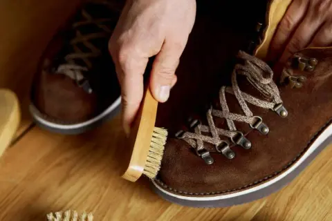 Jak dbać o zamszowe buty? Kompleksowy poradnik krok po kroku
