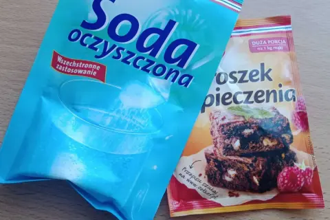 Opakowania sody oczyszczonej i proszku do pieczenia.