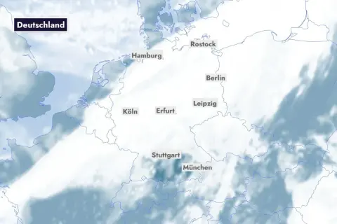 Wetterkarte von Deutschland mit Städten wie Berlin, Hamburg, Köln. Der Pilot gibt eine Ansage zum Wetter.