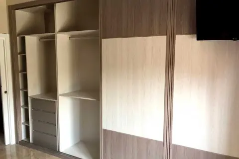 Armario empotrado con puertas correderas, ideal para tapar hueco entre armario y pared. Interior con baldas y cajones.